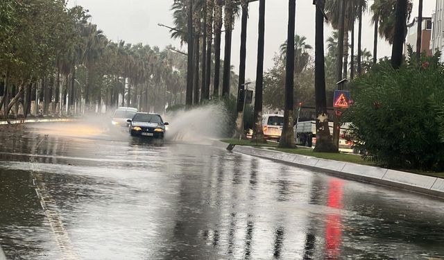 Mersin’de sağanak hayatı felç etti! Sürücüler yollarda mahsur kaldı