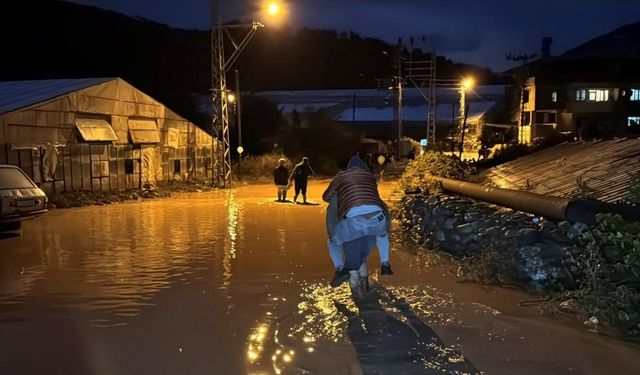 Sağanak yağış Mersin’i yerle bir etti