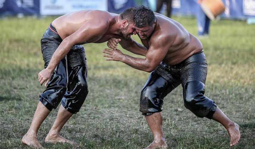 2025 Elmalı Yağlı Güreşleri’nde finalistler belli oldu... Bakın finale kimler kaldı?