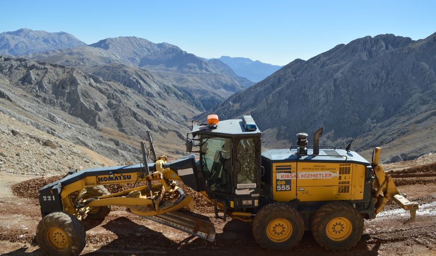 Gündoğmuş Karabul Yaylası'na giden yol genişletilip yenileniyor