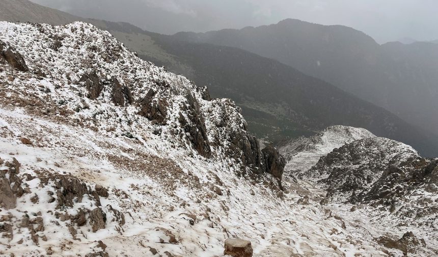 Antalya şaşkına döndü! Yaz ortasında kar yağdı