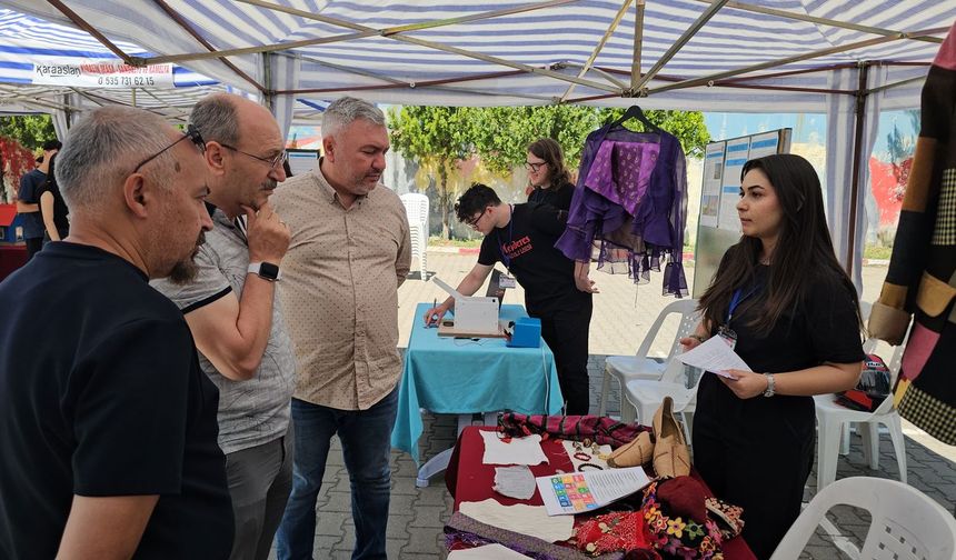 Menderes Anadolu Lisesi'nde Bilim Fuarı rüzgarı esti