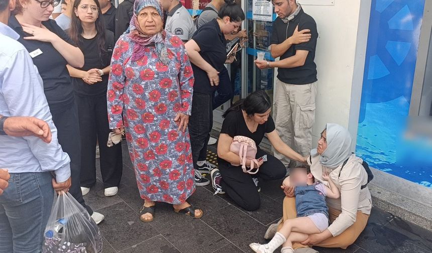 Manavgat'ta motosikletli kurye yaya geçidinde anne ve kızına çarptı: 3 yaralı