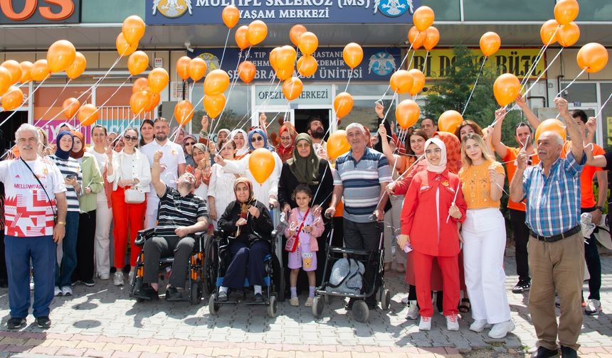 Türkiye’nin ilk MS Yaşam Merkezi, Farkındalık Gününde turuncu balonları gökyüzüne bıraktı