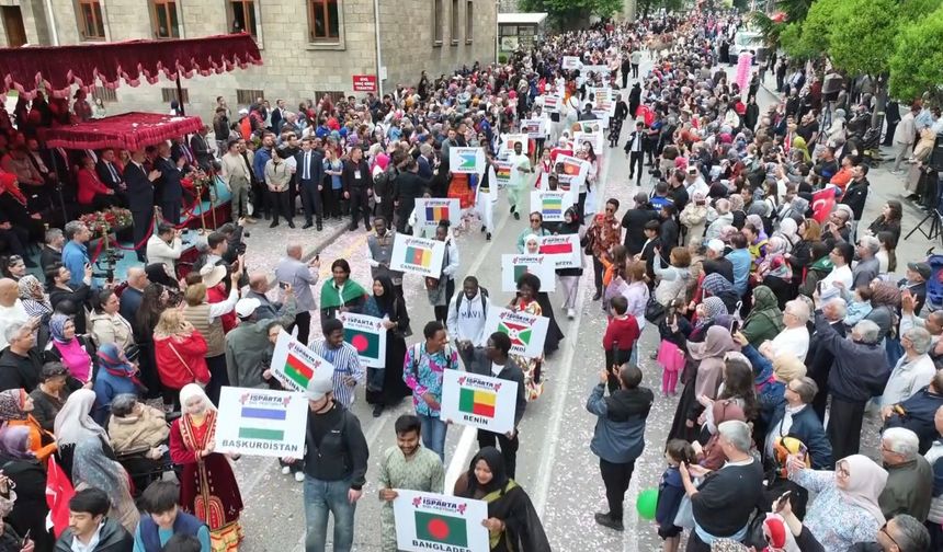 Isparta’da Uluslararası Gül Festivali coşkusu... Sokaklar gül sularıyla yıkandı