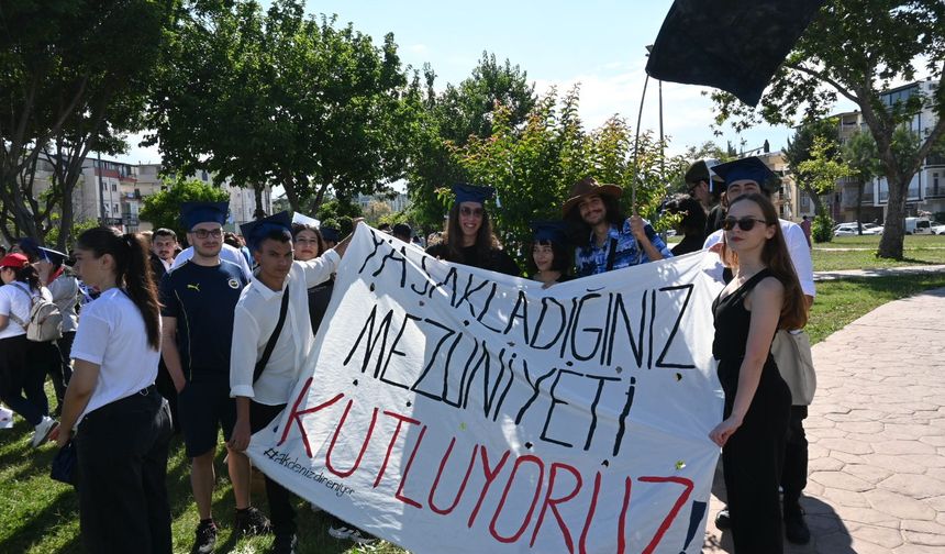 Rektörlüğün yapamadığını CHP yaptı! CHP Akdeniz Üniversitesi öğrencilerini mezun etti