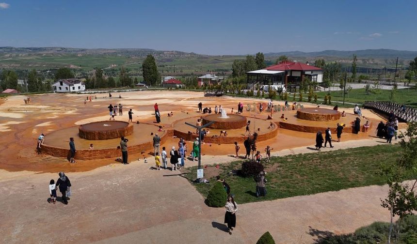 Altın renkli travertenlere ziyaretçi akını