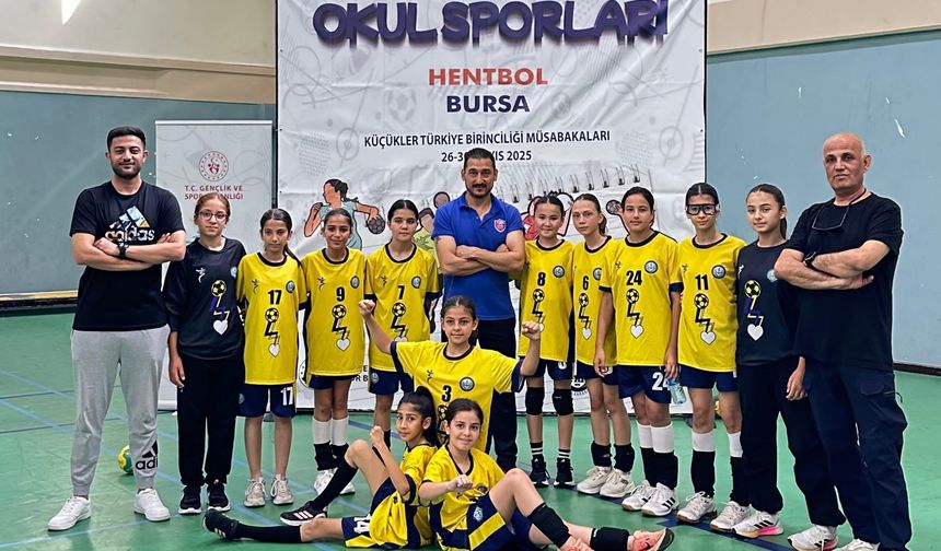 Antalya’da Nadire Konuk-Ali Oğuz Konuk Ortaokulu’nun kızları rekor kırdı