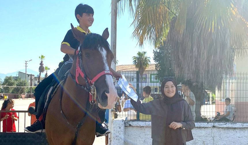 At üstünde okula gelip, karnesini aldı