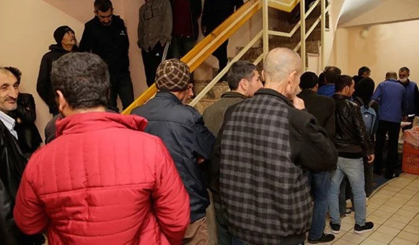 Evsizlerin yurdu haline geldi… Soğukta ve sıcakta evsizler oraya sığınıyor