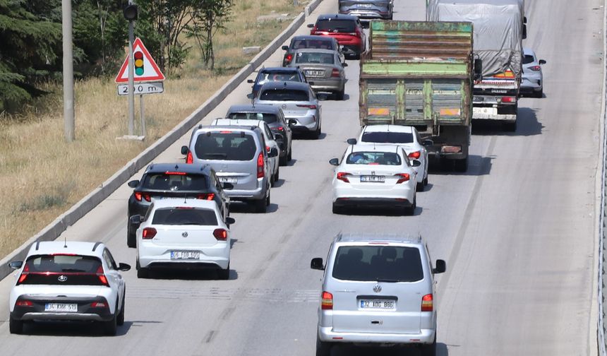 Burdur’da trafik rekoru… 8 saatte 30 bin araç geçti