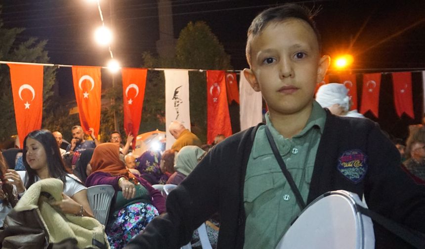 Burdur’da 400 yıllık gelenek… Tahta deveyle köyü dolaşan Yörükler, bayram kutladılar