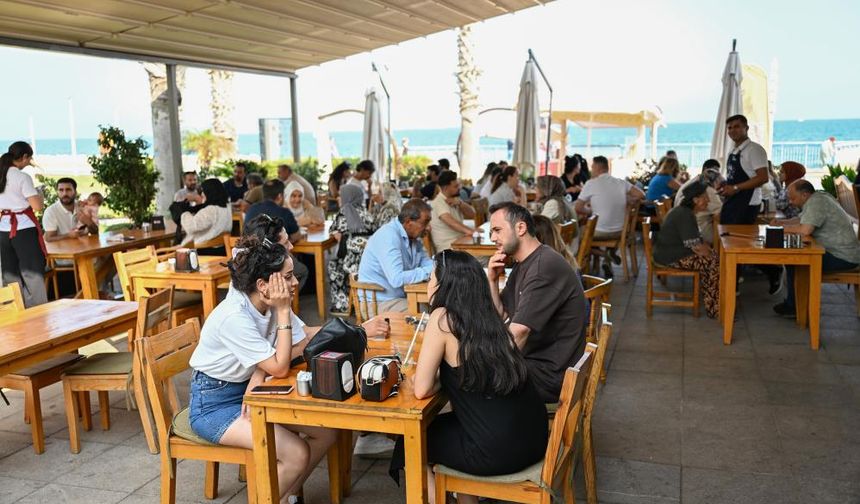 Mersin’de sahildeki kafeler doldu taştı
