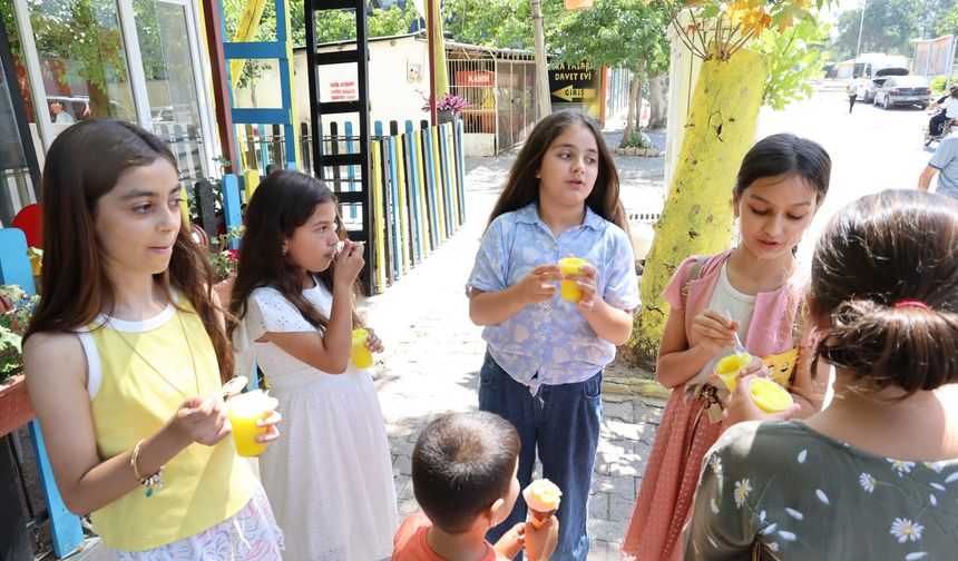 Öğrencilere serinleten karne hediyesi