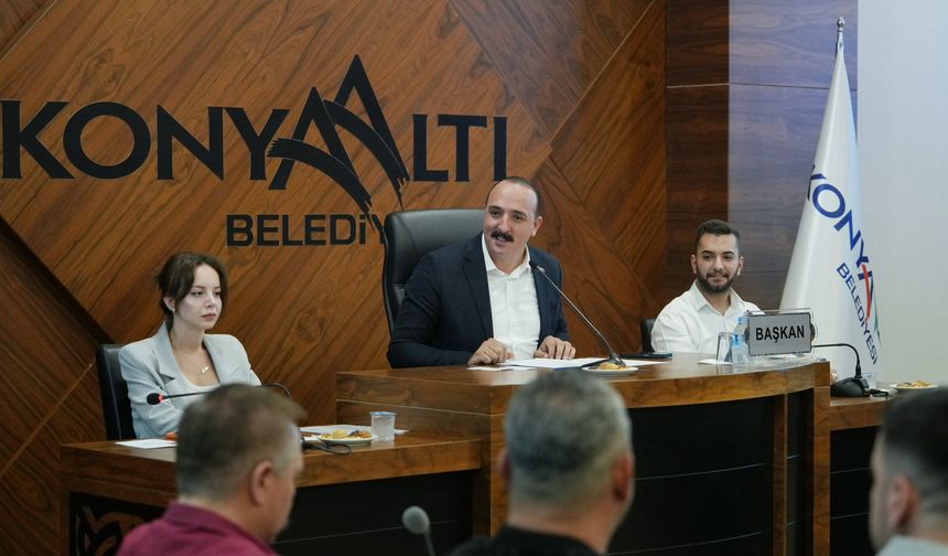 Konyaaltı Belediyesi'nde sessiz meclis... İşçiler içeriye alınmadı