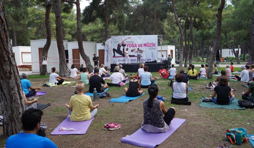 Konyaaltılılar keman dinletisi eşliğinde yoga yaptı
