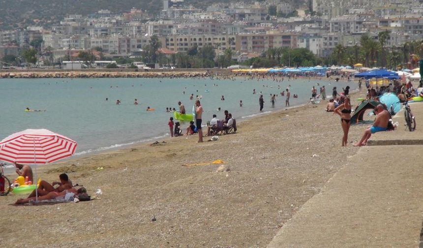 Mersin'de sahiller doldu taştı