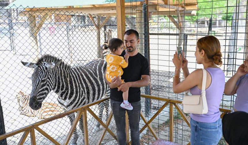 Tarsus Hayvanat Bahçesi dolup taştı… Bayramın tadını çocuklar çıkardı
