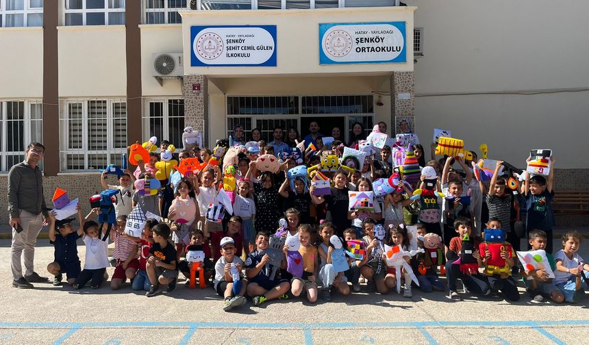 Üniversiteli öğrencilerden Hatay'daki çocuklara karne hediyesi