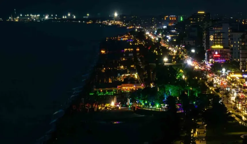 Konyaaltı Sahili neme ve sıcağa rağmen geceleri ışıl ışıl