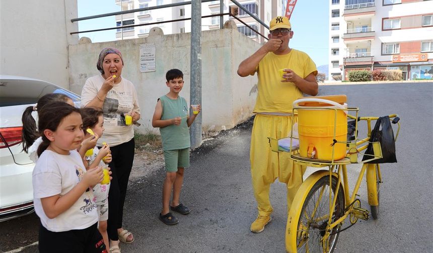 Sarı şalvarlı Adanalı, sıcakta sokak sokak limon dondurması satıyor