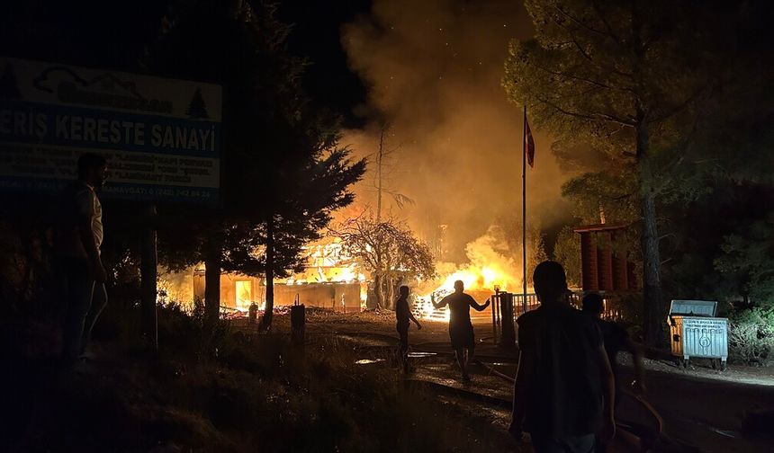 Antalya'da kereste fabrikasının lojmanı alev alev yandı! Büyük panik yaşandı