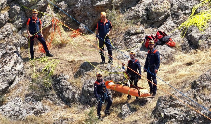 Dağda mahsur kalan yaralı vatandaş için ekipler seferber oldu