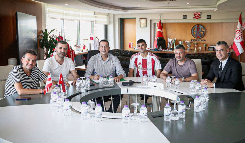 Antalyaspor’a Arjantinli stoper! Tecrübeli futbolcu resmi imzayı attı