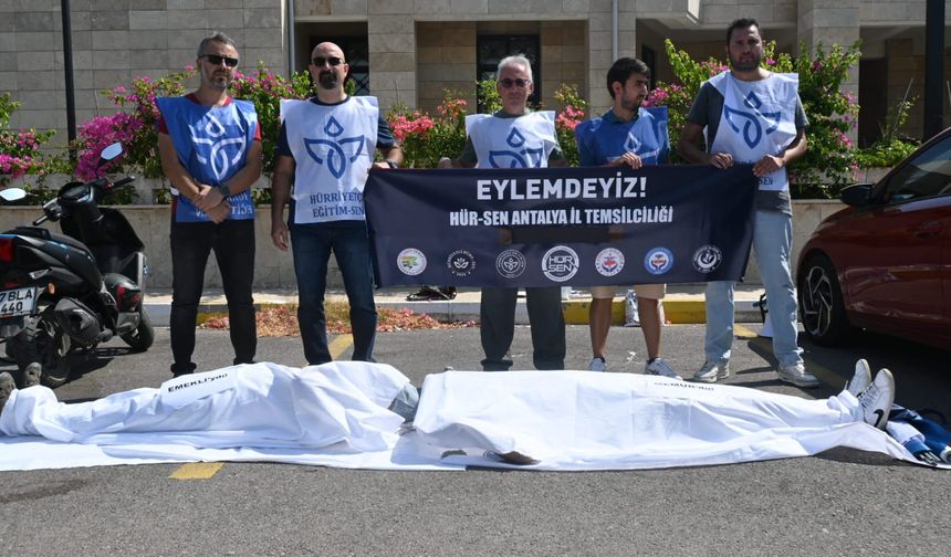 Devlet memurlarından kefenli iş bırakma eylemi