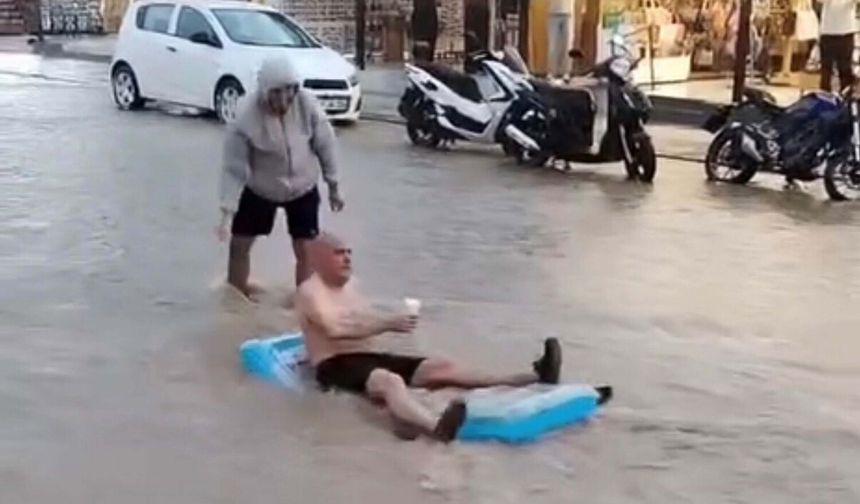 Fethiye'de sağanak yağışın tadını turist çıkardı