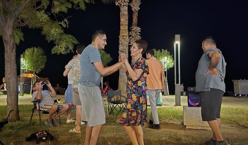 Otizmli Bireyler Derneği’nden eğlence dolu etkinlik... Otizmli çocuklar ve aileleri Konyaaltı Sahili'nde buluştu