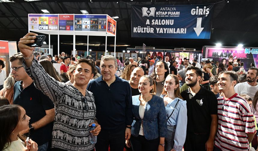 15. Antalya Kitap Fuarı devam ediyor… Yazarlar okurlarıyla buluştu