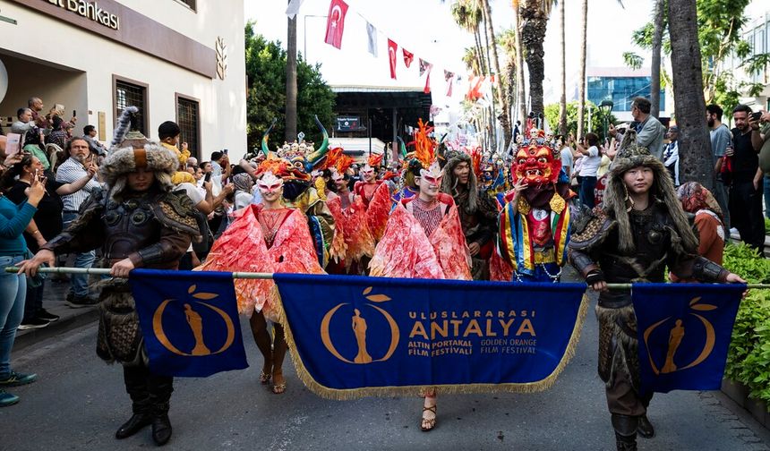 Antalya sokaklarında Altın Portakal heyecanı! Antalyalılar korteje akın etti