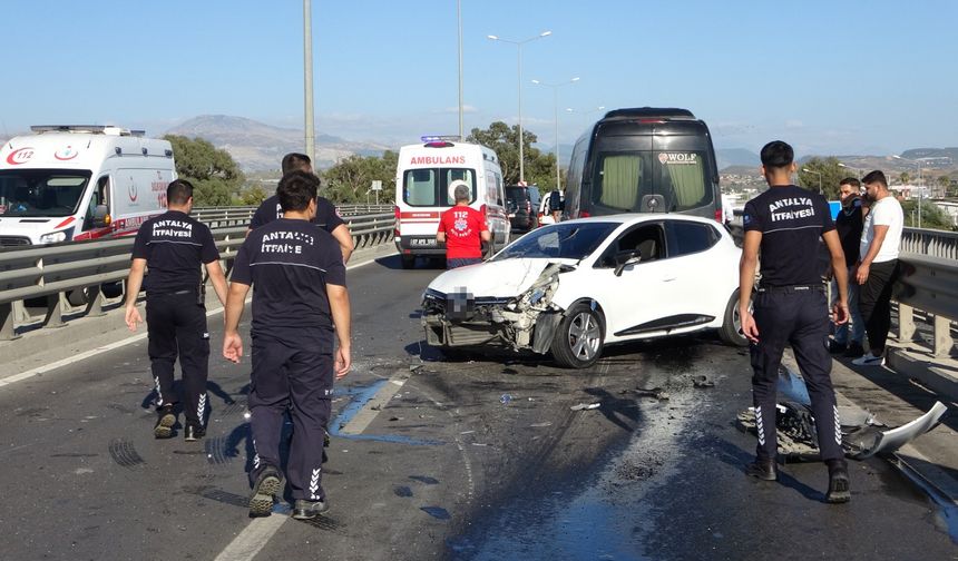 Tofaş sürücüsü bariyerlere çarptı… Etrafa saçılan parçalar başka sürücüyü yaraladı