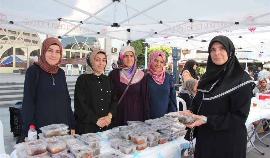Mersin'de dönerden tantuniye hayır çarşısı yoğun ilgi gördü