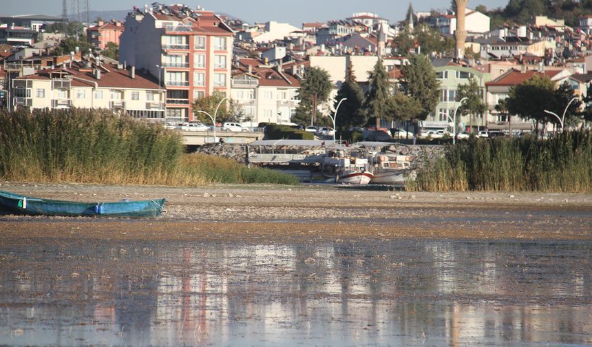 Eskiden balık tutulan gölde şimdi yürüyüş yapılıyor