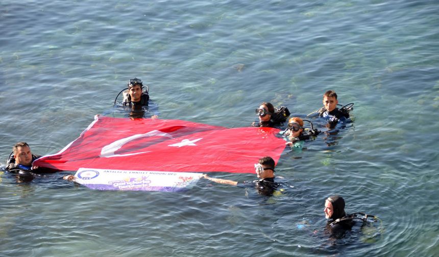 Antalya Emniyet Müdürlüğü, üniversitelilerle su altı dalışında buluştu