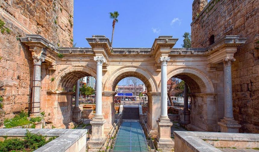 Antalya'nın simgesi Hadrian Kapısı'nda restorasyon krizi... Milyonlarca turist yok sayıldı!
