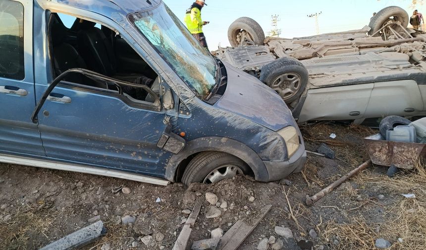 Konya’da feci kaza: Otomobil ile hafif ticari araç çarpıştı