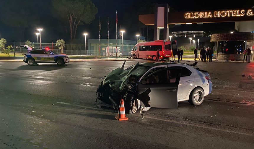 Tur minibüsü ile otomobil çarpıştı; 2 yaralı