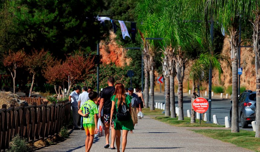 Türkiye kışı yaşarken Antalya'da yazdan kalma günler