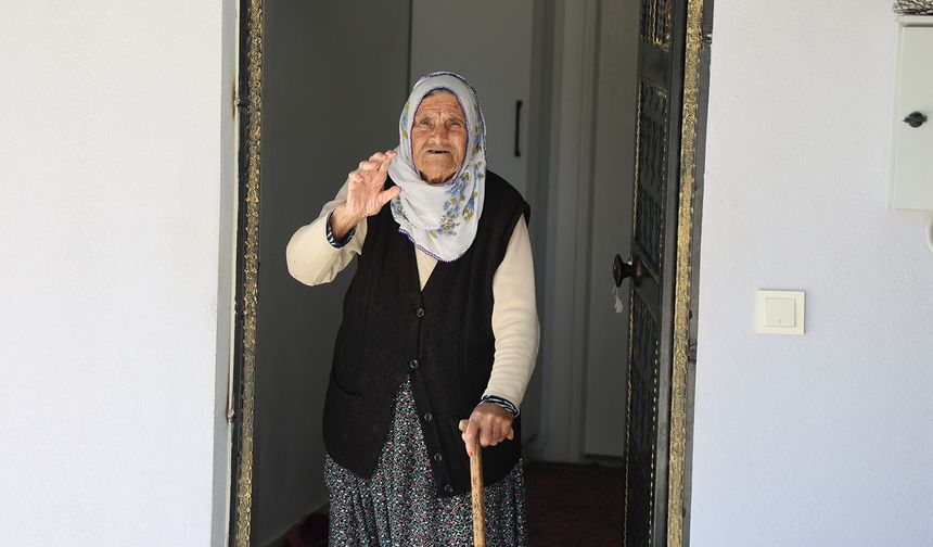 Depremde evi yıkılıp yapıldı 90 yaşındaki Fatma nine yeni evine yerleşmenin mutluluğunu yaşadı
