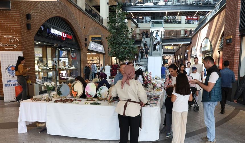 Kursiyerler el emeği ürünlerini öğretmenler için sergiledi