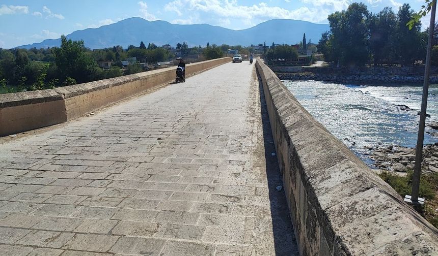 Anadolu'nun bilinen ilk Roma köprüsüne sprey boyayla yazılama yapıldı