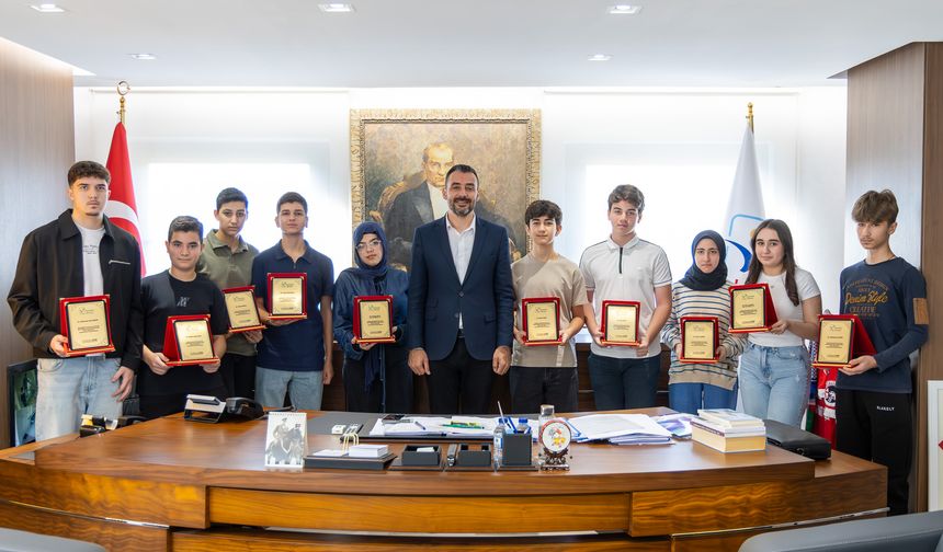 LGS ve YKS’de başarı elde eden öğrencilerden Başkan Vekili Çiçek’e ziyaretler devam ediyor