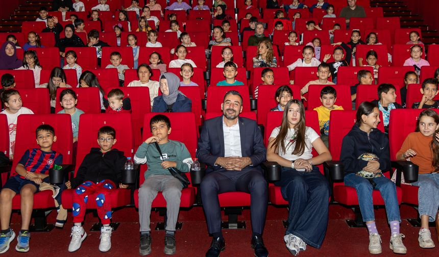 Başkan Vekili Çiçek’ten çocuklara sinema sürprizi