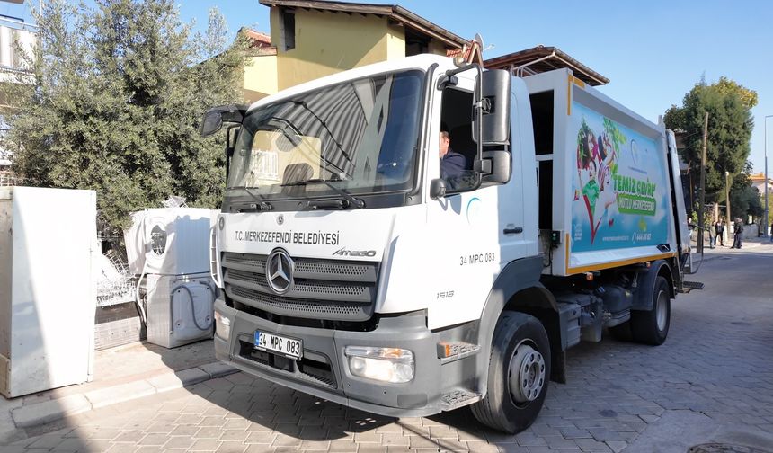 Denizli’de çöp kamyonları çiçek koktu