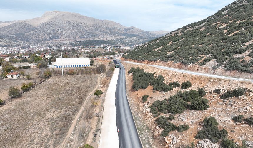 Elmalı Toptancı Hal yoluna sıcak asfalt