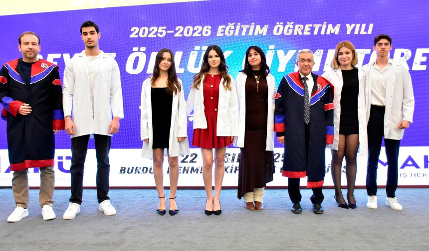 Geleceğin diş hekimleri önlük giydi