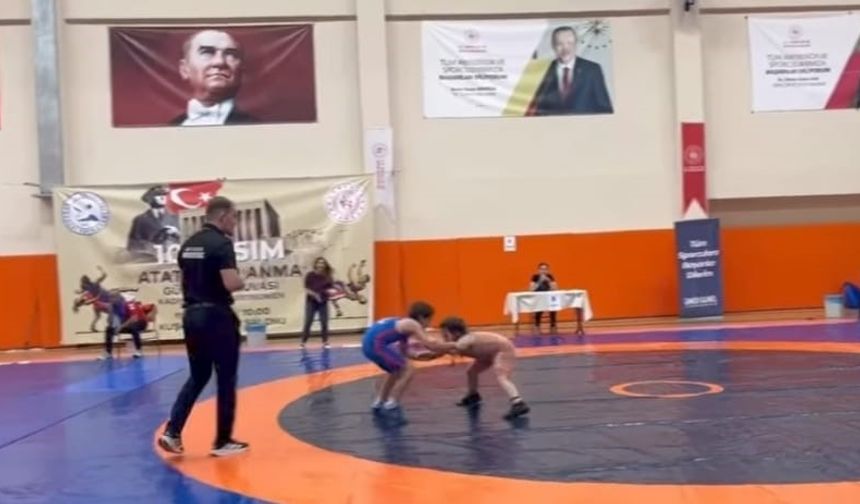 Köyceğizli güreşçi kızlar madalyaları topladı